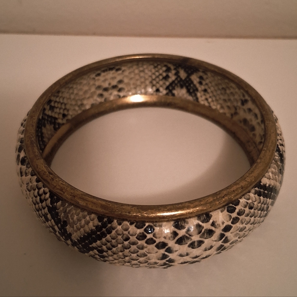 Elegant Gold and Black Snake Pattern Bangle